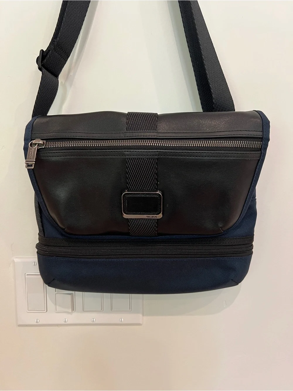 TUMI Men's Black & Navy Crossbody Messenger Bag